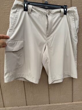 Columbia Size 34 Beige Cargo Shorts Men’s Flat Front Pockets